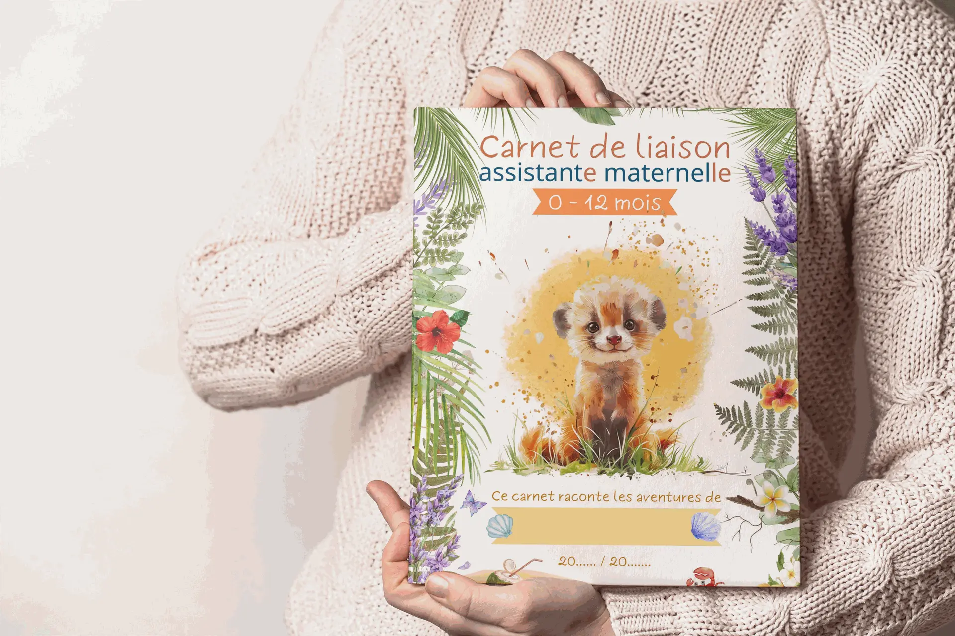 Assistante maternelle tenant son carnet de liaison